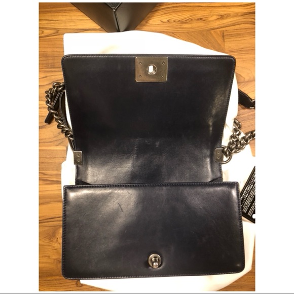 🚫SOLD🚫 Auth Chanel Medium Boy Navy Lambskin SHW - Picture 4 of 8